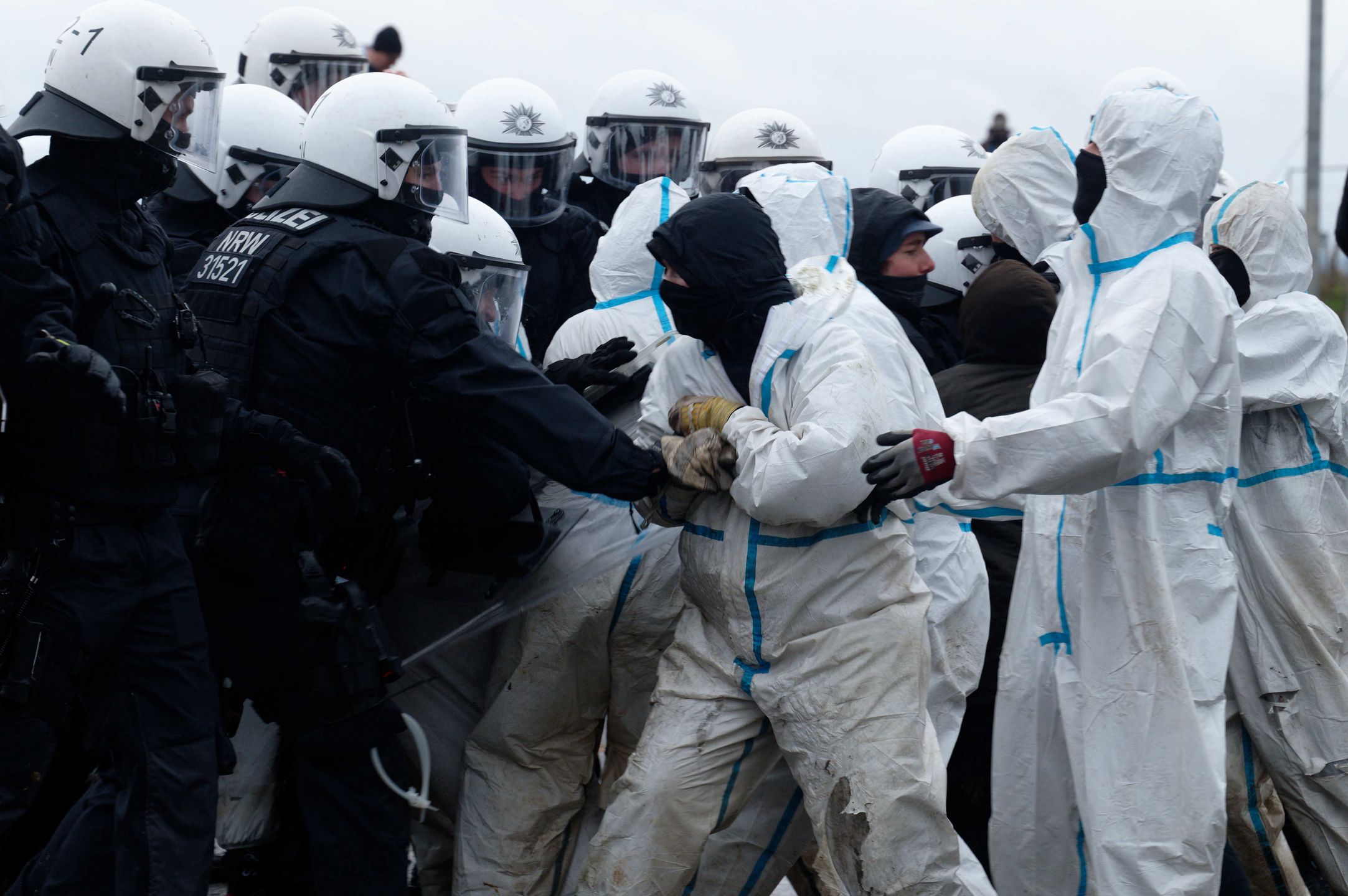 Activists block road to Luetzerath village set to be demolished
02 January 2023, North Rhine-Westphalia, Luetzerath: Police officers (L) push activists off a road leading to a road to the village of Luetzerath. German climate activists positioned themselves on Monday behind a burning barricade to stop construction workers reaching a village earmarked for demolition for mining works. Photo: Henning Kaiser/dpa 
Dostawca: PAP/DPA.
Henning Kaiser