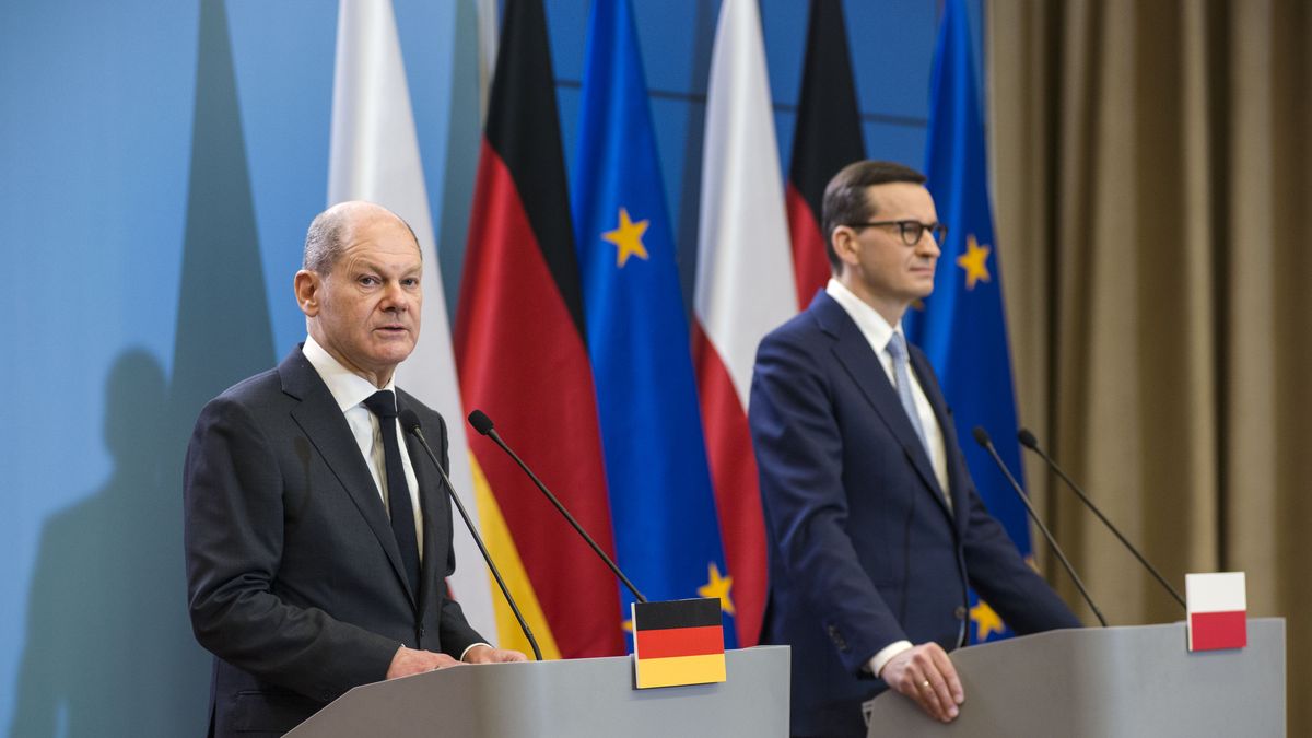 Na zdjęciu kanclerz Olaf Scholz i premier Mateusz Morawiecki w trakcie wspólnej konferencji prasowej