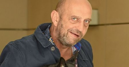 Janusz Chabior pokazał zdjęcia z plaży. Fani komentują to, co zobaczyli w tle