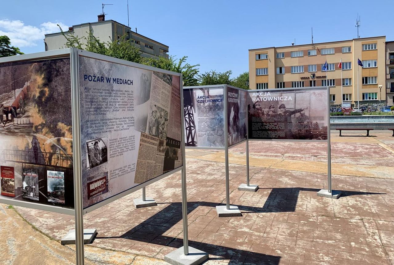 Czechowice-Dziedzice. Na planszach przestawiono przebieg tragicznego pożaru rafinerii z 1971 roku.