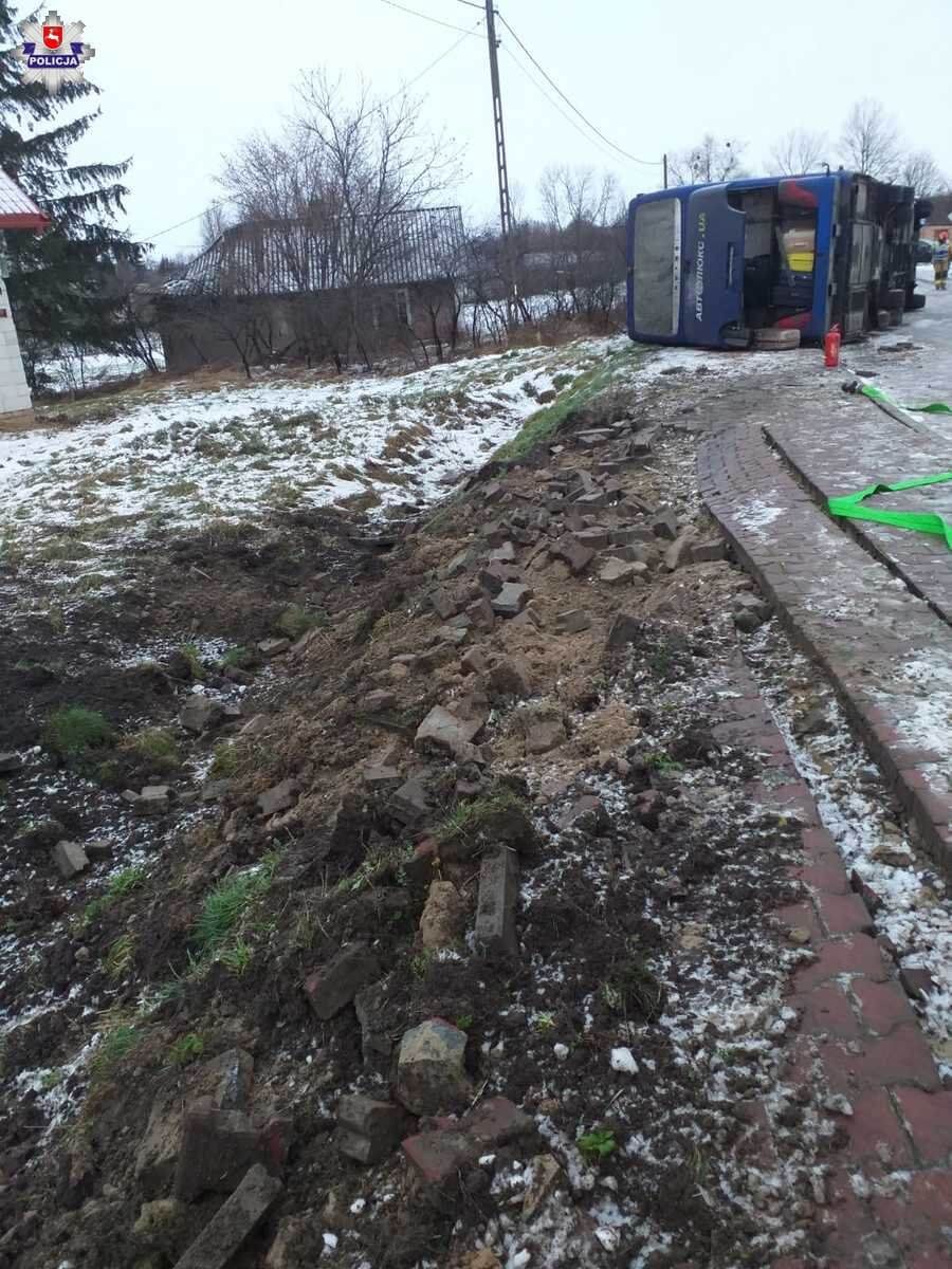 Wywrócony na bok autokar Hrubieszów