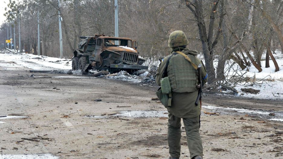 Wojna na Ukrainie - sytuacja w CharkowieA view shows a destroyed Russian army multiple rocket launcher on the outskirts of Kharkiv on March 16, 2022, amid the ongoing Russia's invasion of Ukraine. (Photo by Sergey BOBOK / AFP)SERGEY BOBOK
