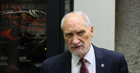 Nowy sondaż. Macierewicz powinien ponieść karę?