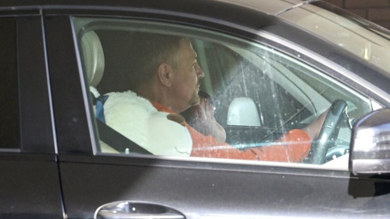 Krzysztof Ibisz odbiera żonę i syna ze szpitala