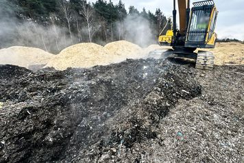 Mafia śmieciowa zostawiła po sobie odpady. I tak sobie dalej leżą