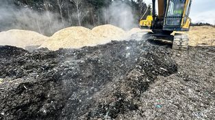 Mafia śmieciowa zostawiła po sobie odpady. I tak sobie dalej leżą