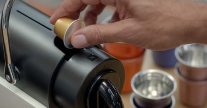 Kawa w kapsułkach niebezpieczna dla środowiska? Organizacje ekologiczne apelują do Nestle. Koncern odpowiada