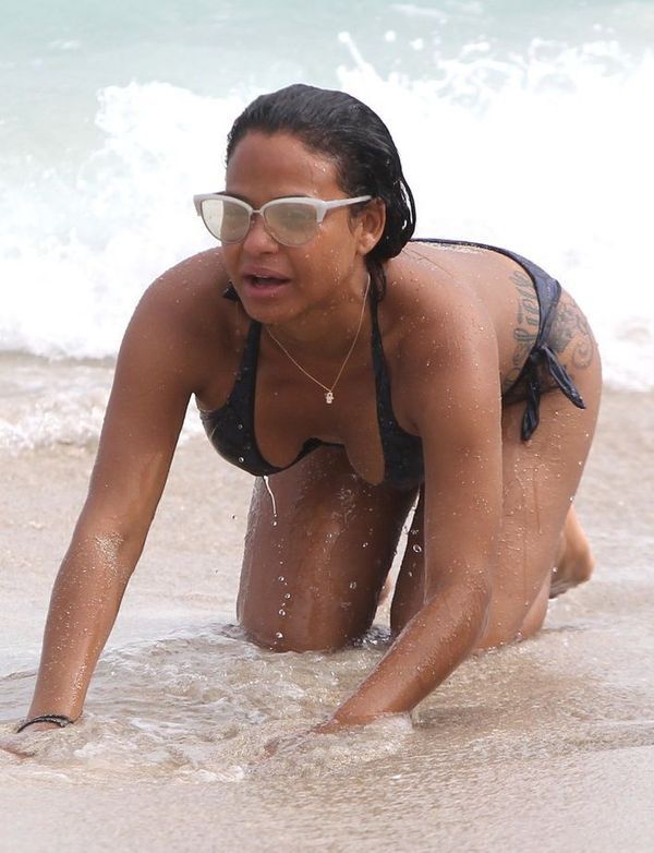 Christina Milian kusi w skąpym bikini wśród wzburzonych fal oceanu