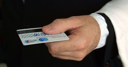 Chcieli wyłudzić tysiące złotych używając karty amerykańskiego banku