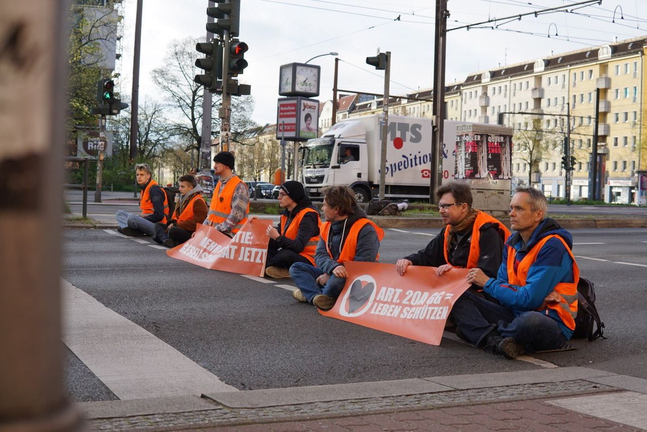 Aktywiści pojawili się w ponad 30 miejscach stolicy Niemiec