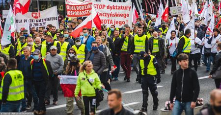 "Piątka dla zwierząt" rozgrzewa hodowców. Chcą zablokować kongres PiS, liczą na prezydenta