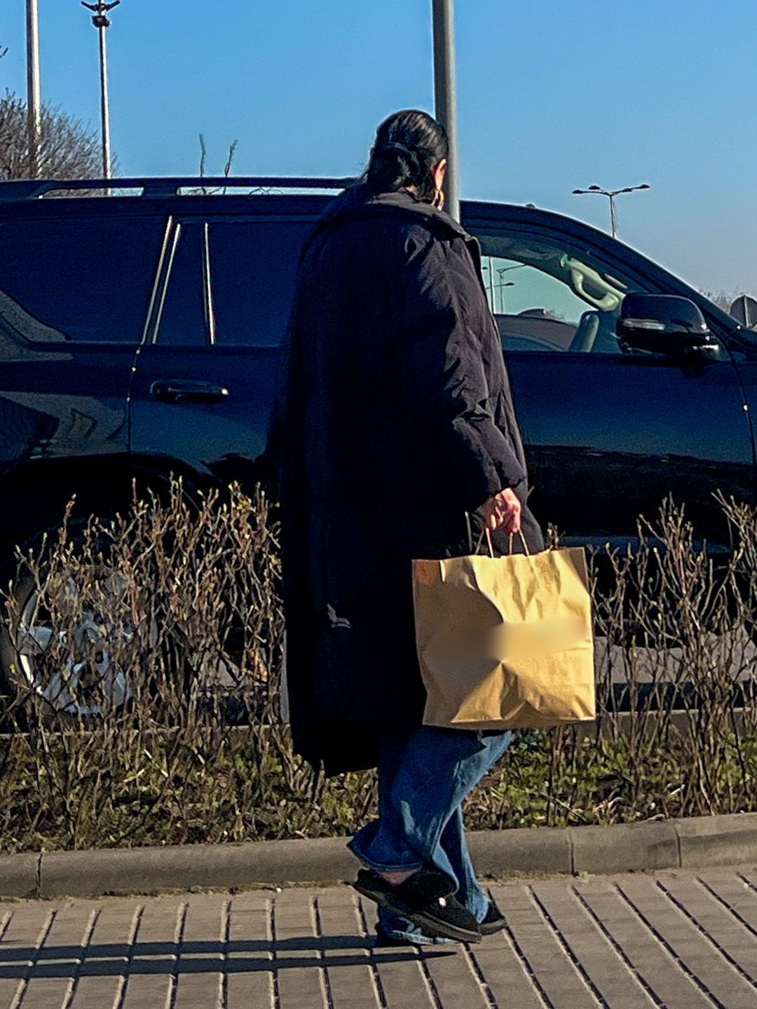 Kayah w zimowym płaszczu i letnich butach