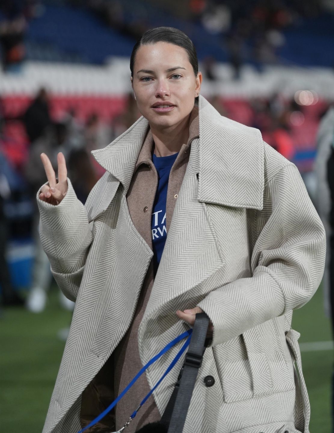 Pozbawiona makijażu Adriana Lima kibicuje ulubionej drużynie 