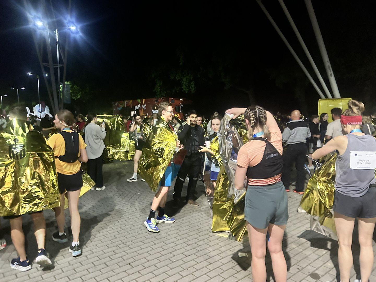 Brak osób rozdających koce termiczne – trzeba było samemu szukać kartonu i wyciągać jak na przecenach w Lidlu.