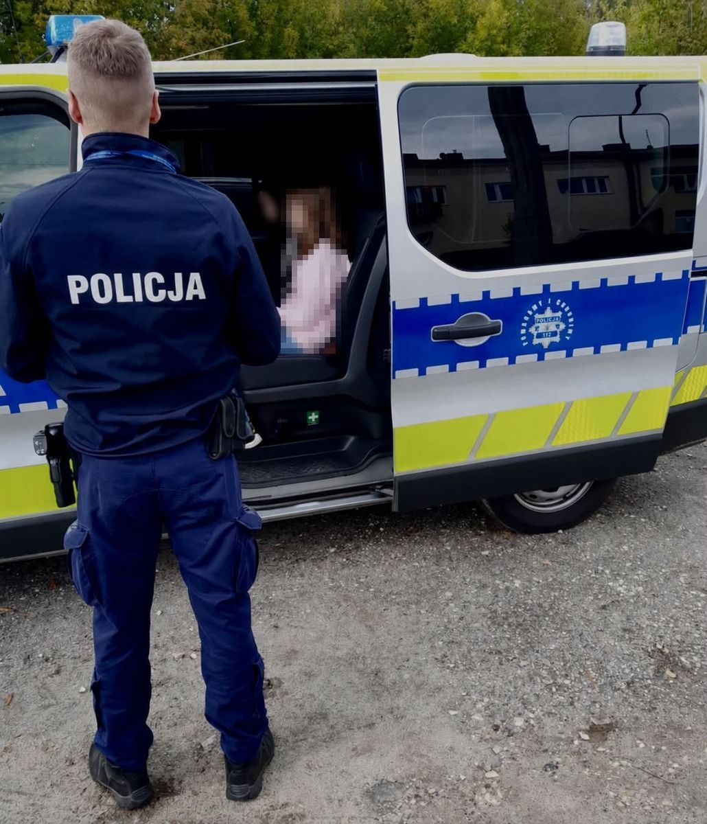 Chciały zrobić zdjęcie na torach. Policjanci ruszyli na ratunek