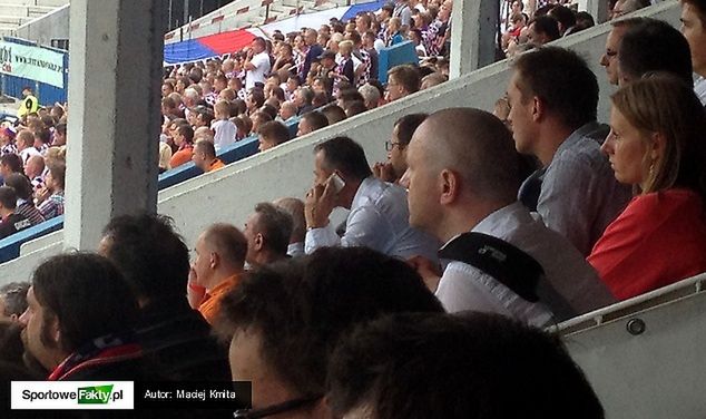 Robert Warzycha kontaktuje się z ławką Górnika podczas meczu 1. kolejki z Cracovią