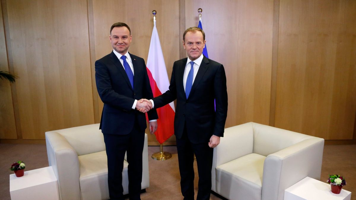 Na zdjęciu Donald Tusk witający Andrzeja Dudę podczas wizyty polskiego prezydenta w Brukseli