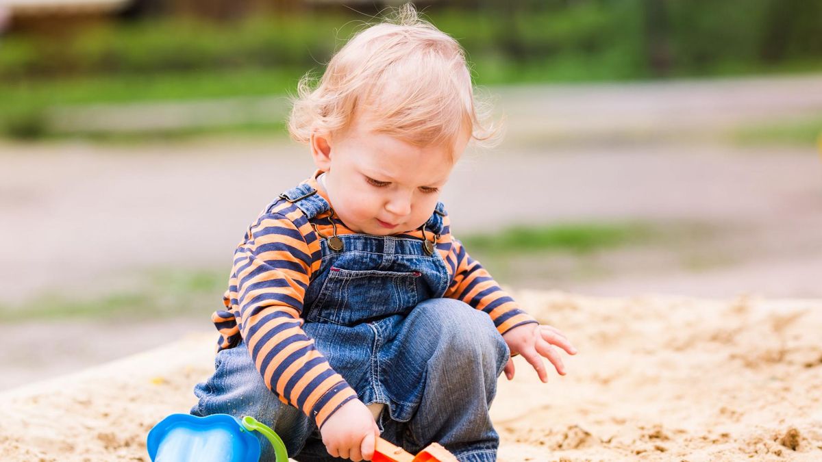 Dziecko w piaskownicy