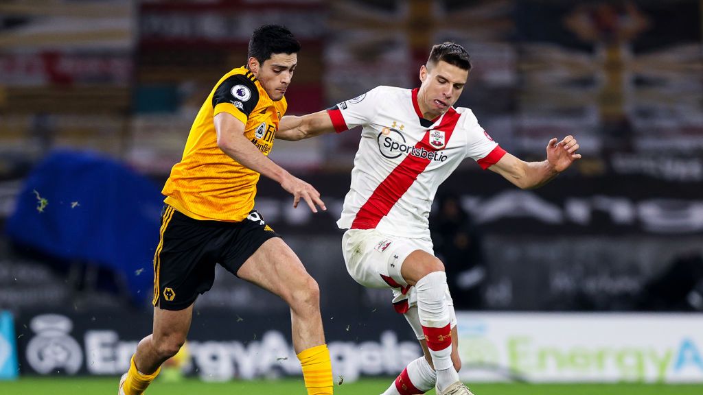 Getty Images / Matthew Ashton - AMA / Na zdjęciu: Raul Jimenez i Jan Bednarek walczą o piłkę