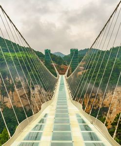 Szklane mosty – spacer po nich to nie lada wyzwanie! Sprawdź, gdzie je znaleźć