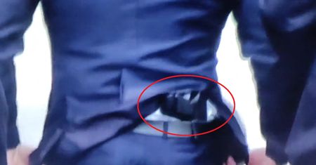 Pistolet Zbigniewa Ziobry. Oto, co minister skrywa za paskiem spodni