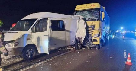 Ciężarówka uderzyła w stojącego busa. Dwie osoby nie żyją
