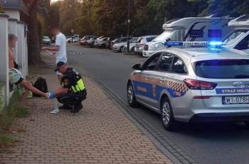 "Krew lała się obficie". Strażnicy miejscy uratowali 22-latka