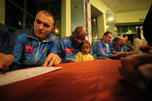 Koszykarze Polpharmy cierpliwie rozdawali autografy. foto: sportowa.com.pl