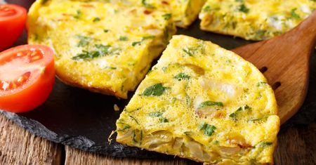 Nie szakszuka, a egipska egga. Ten ziołowy omlet bije klasyk na głowę