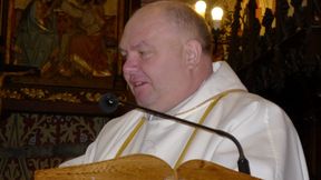 Jest proboszczem na wsi. 15 km dalej ma zupełnie inny zawód