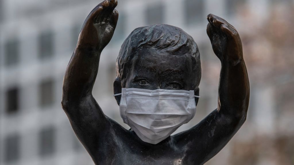 statua chłopczyka w Tokio w dobie pandemii koronawirusa