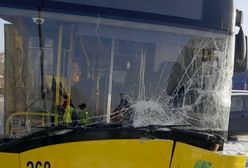 Warszawa. Zderzenie autobusu z samochodem osobowym. Nieostrożne cofanie