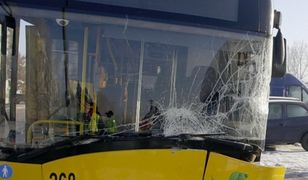 Warszawa. Zderzenie autobusu z samochodem osobowym. Nieostrożne cofanie