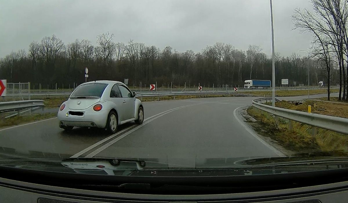 Kierowca volkswagena wyprzedził na podwójnej ciągłej i zakręcie