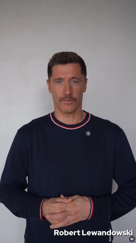 Robert Lewandowski z wąsem