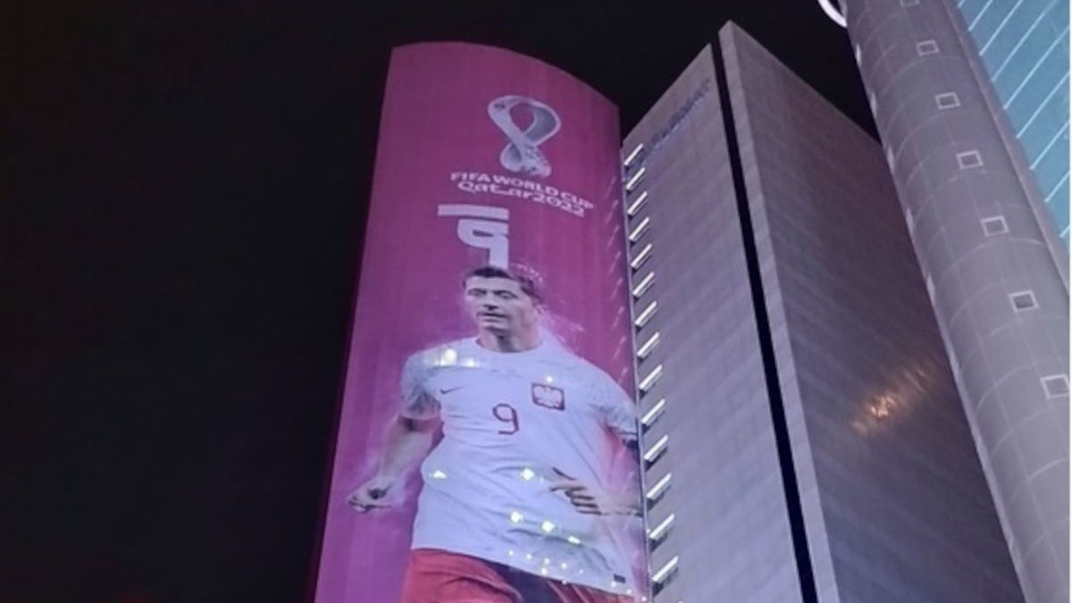 Gigantyczny Lewandowski pojawił się w centrum Doha
