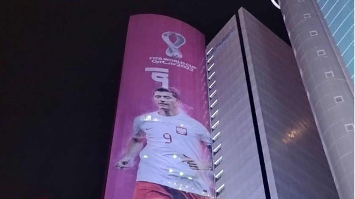 WP SportoweFakty / Piotr Koźmiński / Gigantyczny Lewandowski pojawił się w centrum Doha