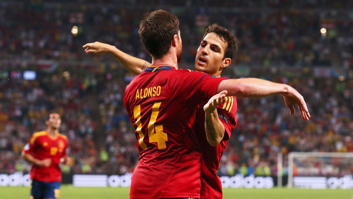 Getty Images / Alex Livesey  / Xabi Alonso i Cesc Fabregas podczas Euro 2012