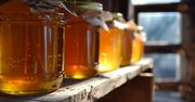 Wielu przechowuje tak miód. Pszczelarz odraza, bo traci swoje właściwości i nawet może zaszkodzić