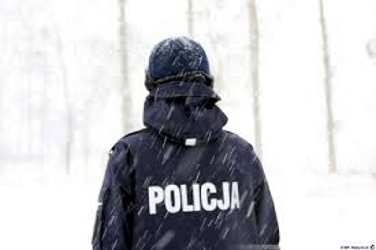 Mazowieckie. Policjanci zauważyli leżącego w śniegu seniora