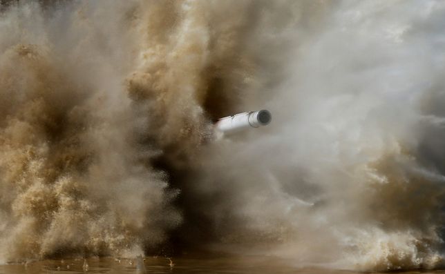 Czołg rosyjski w czasie ćwiczeń na poligonie