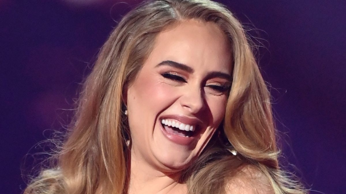 Adele pojawiła się na evencie w wydekoltowanej mini 