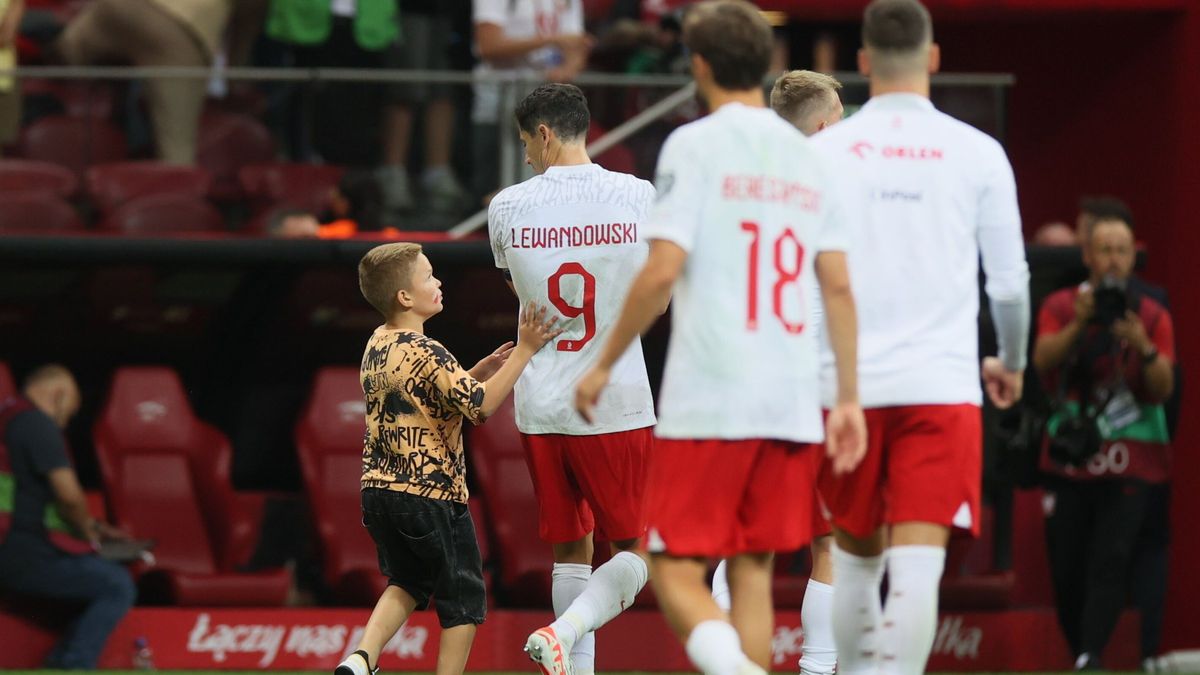 PAP / Leszek Szymański / Na zdjęciu: Robert Lewandowski i chłopiec, który prosi go o koszulkę