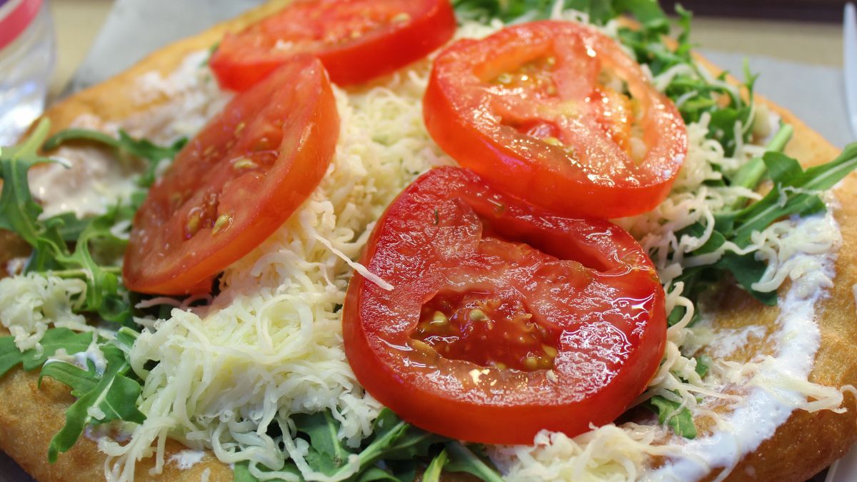 Langosz a'la pizza bije fastfoody na głowę