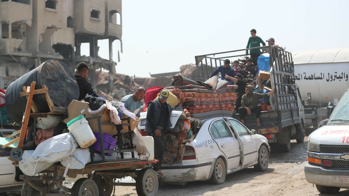 Izrael wznowi? ataki powietrzne w Gazie
(250318) -- GAZA, March 18, 2025 (Xinhua) -- Palestinians fleeing from the northern Gaza Strip city of Beit Hanoun are seen on a road in Gaza City, on March 18, 2025. Israel carried out deadly bombardments across the Gaza Strip early Tuesday, killing more than 400 people, as it vowed to intensify attacks if Hamas did not release the hostages still held in the enclave. After the deadly attacks, the Israeli army issued evacuation orders, prompting Palestinians to flee in chaos. Israeli military's Arabic-language spokesperson, Avichay Adraee, called on civilians to move west. A map he posted on social media platform X marked in red the entire perimeter around Gaza, designating it as a "dangerous combat zone." The targeted areas included the city of Beit Hanoun, the town of Khuza'a, and the Abasan suburbs of Khan Younis. (Photo by Mahmoud Zaki/Xinhua)
Mahmoud Zaki