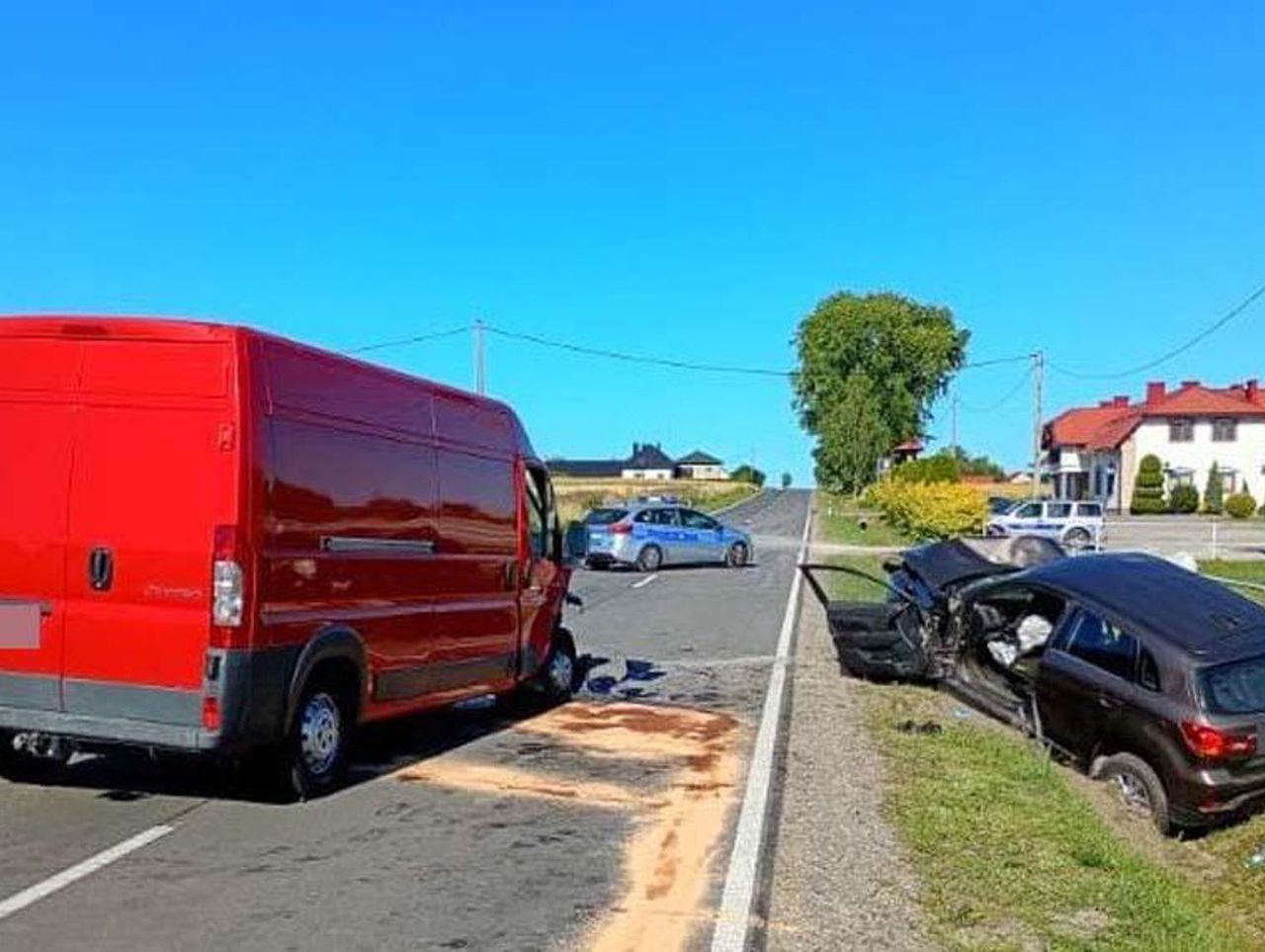 Zjechał na lewy pas i zderzył się z busem. Trzy osoby w szpitalu