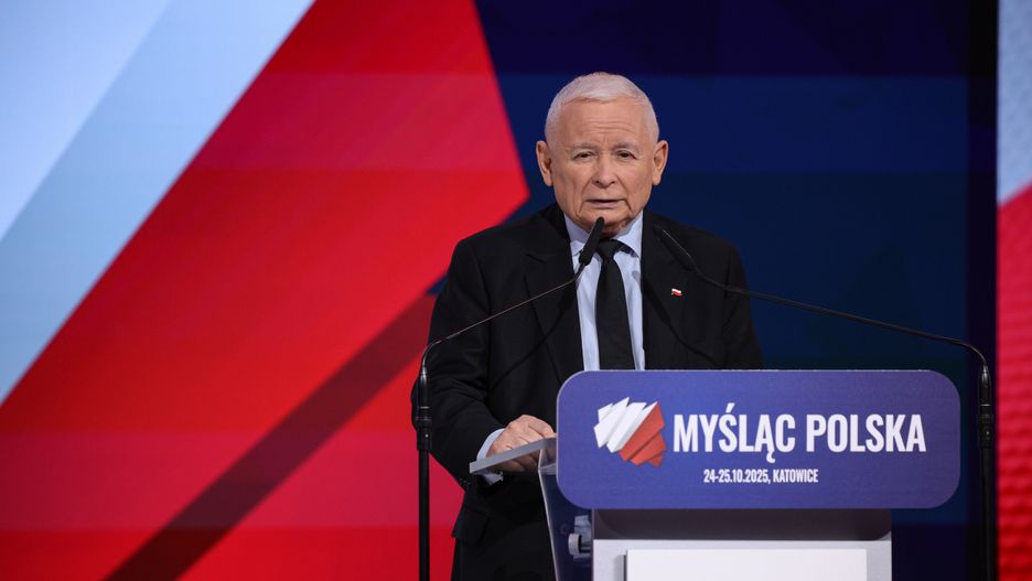 Katowice, 25.10.2025. Prezes PiS Jarosław Kaczyński podczas wystąpienia programowego w trakcie drugiego dnia konwencji programowej Prawa i Sprawiedliwości w Międzynarodowym Centrum Kongresowym w Katowicach, 25 bm. Konwencja odbywa się pod hasłem ?Myśląc: Polska?. W ramach konwencji przewidziano łącznie 132 panele dyskusyjne dotyczące m.in. bezpieczeństwa, spraw zagranicznych, wojska i zdrowia. (aldg) PAP/Art Service