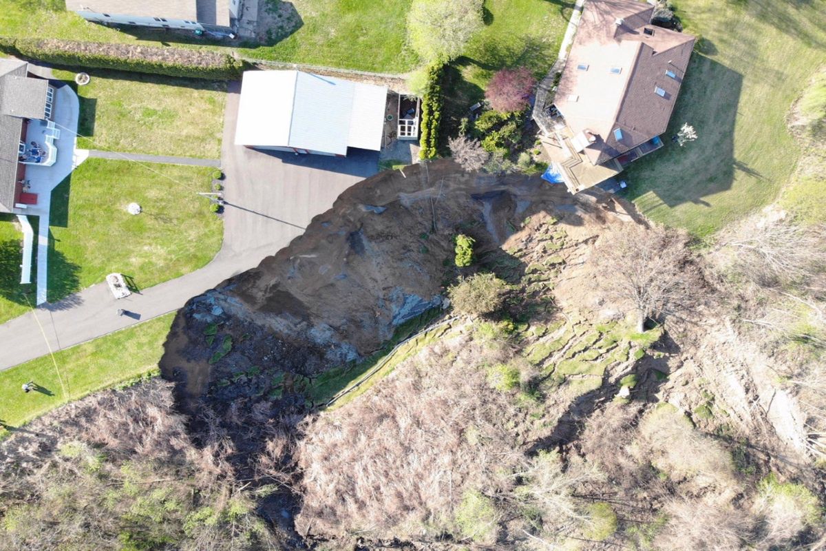 W wyniku osunięcia ziemi powstała wyrwa o głębokości ponad 45 metrów