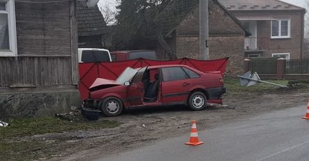 Miał odwieźć wnuka do szkoły. Zasłabł i wjechał w dom