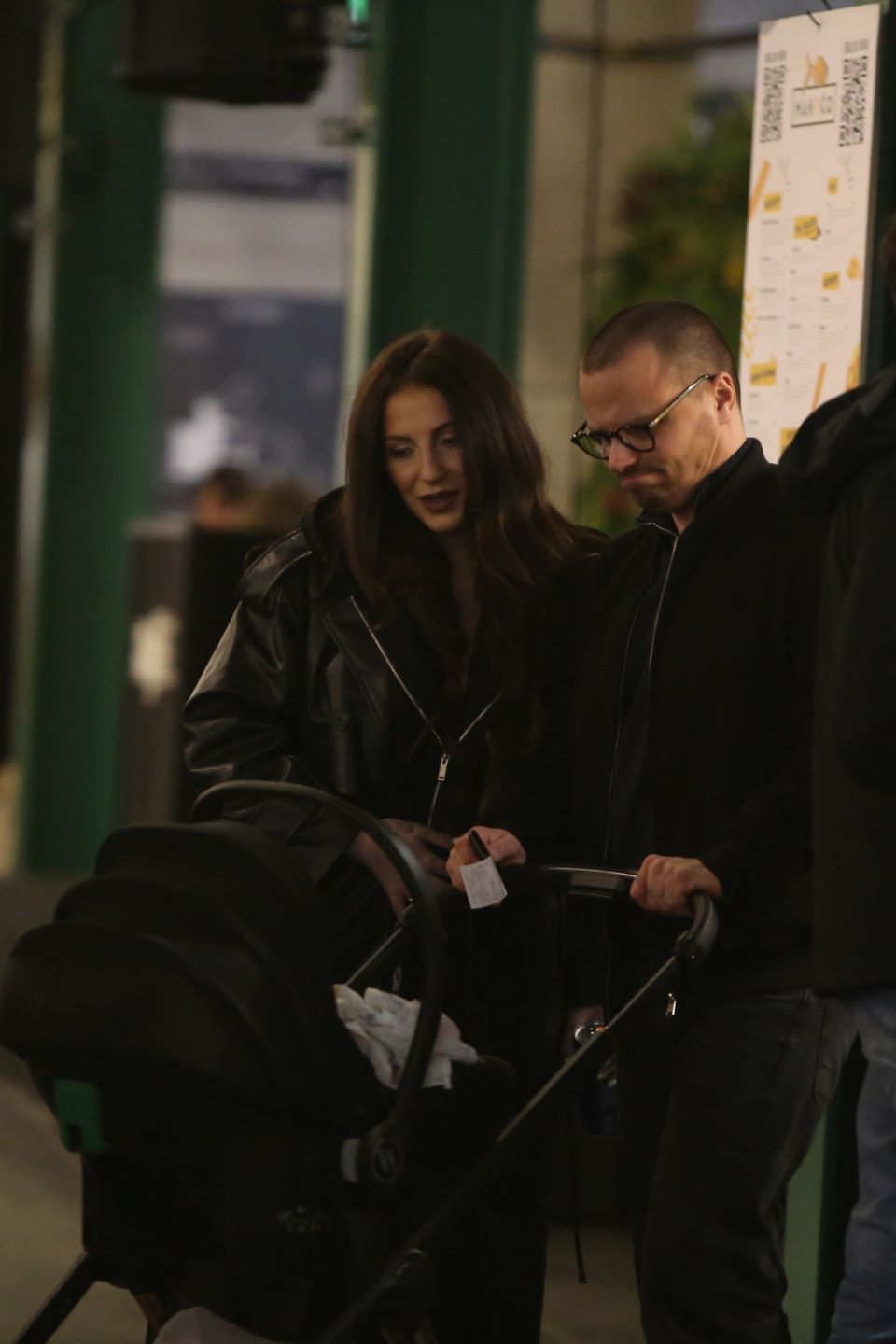 Marcin Hakiel z rodziną na mieście